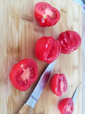 Bambu tahta bıçak ile domates