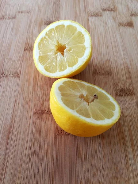 新鮮なレモン竹ボードの — ストック写真
