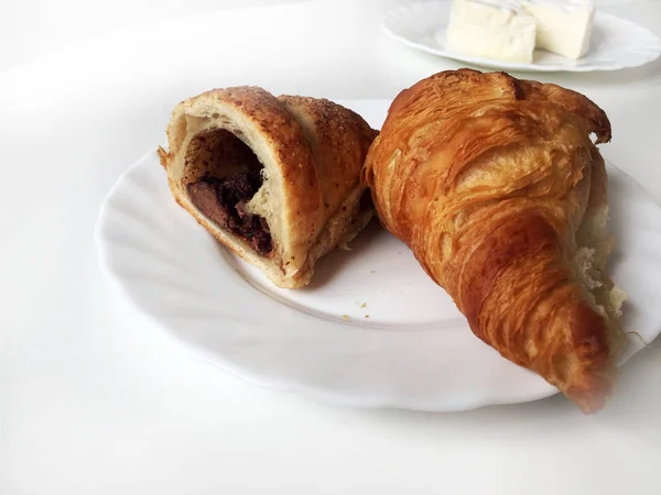 Croissant Med Nougat Och Choklad — Stockfoto