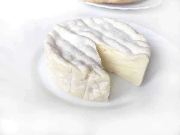Camembert Francia Fehér Tányérra — Stock Fotó