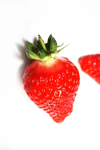 在白盘上分离的新鲜草莓 — 图库照片