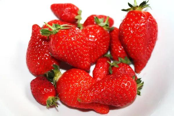 Νωπές Φράουλες Απομονωμένες Στο Λευκό Πιάτο — Φωτογραφία Αρχείου