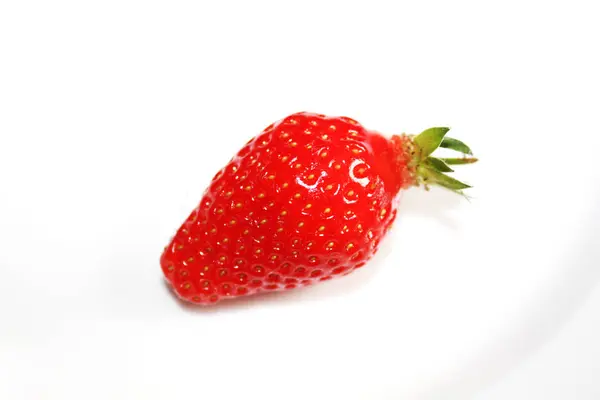 Νωπές Φράουλες Απομονωμένες Στο Λευκό Πιάτο — Φωτογραφία Αρχείου
