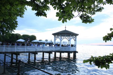 Bregenz / Avusturya - Haziran 06 2019: Bregenz, Avusturya 'daki göl kıyısındaki Harbor Köprüsü üzerindeki restoran.