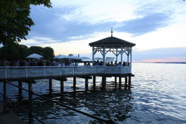 Bregenz / Avusturya - Haziran 06 2019: Bregenz, Avusturya 'daki göl kıyısındaki Harbor Köprüsü üzerindeki restoran.