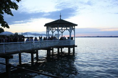 Bregenz / Avusturya - Haziran 06 2019: Bregenz, Avusturya 'daki göl kıyısındaki Harbor Köprüsü üzerindeki restoran.
