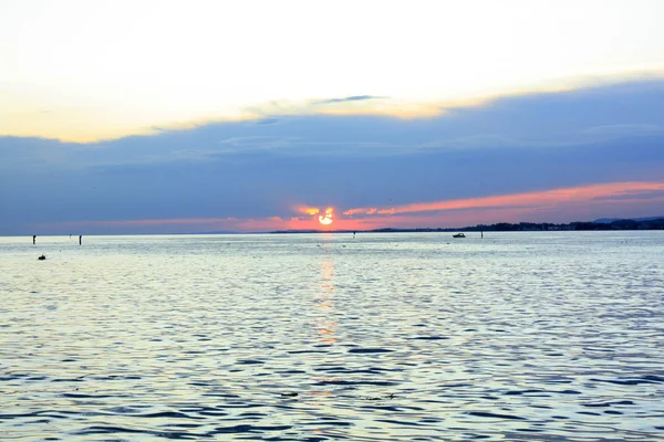 オーストリアのブレゲンツの湖に赤い太陽が沈む夕日 — ストック写真