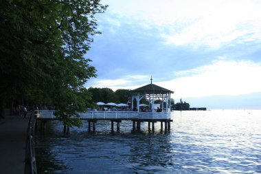 Bregenz / Avusturya - Haziran 06 2019: Bregenz, Avusturya 'daki göl kıyısındaki Harbor Köprüsü üzerindeki restoran.