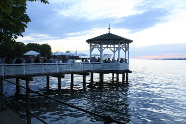 Bregenz / Avusturya - Haziran 06 2019: Bregenz, Avusturya 'daki göl kıyısındaki Harbor Köprüsü üzerindeki restoran.