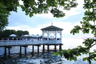 Bregenz / Avusturya - Haziran 06 2019: Bregenz, Avusturya 'daki göl kıyısındaki Harbor Köprüsü üzerindeki restoran.