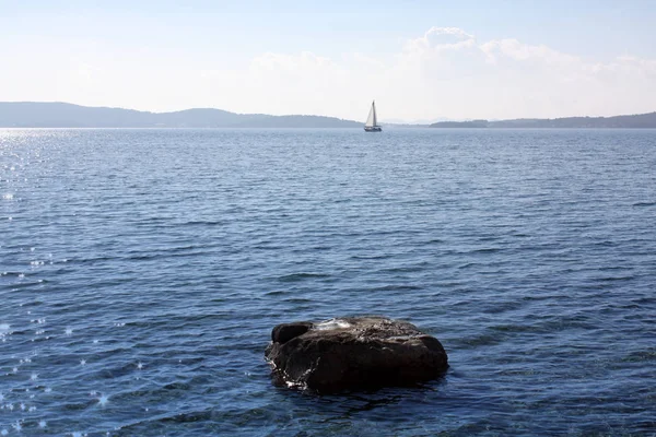 Barca Con Vela Bianca Nel Mare Adriatico — Foto Stock