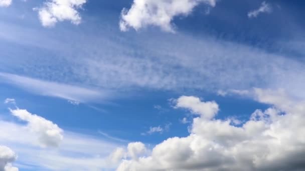 青空に白い雲 タイムラプス 雲に囲まれた青い空 — ストック動画