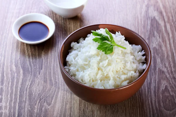 Рис зі спеціями на дерев'яному столі — стокове фото