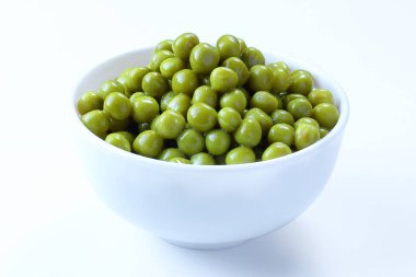 Yeşil bezelye izole beyaz arka plan