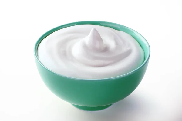 奶油酸在孤立的碗白色背景 — 图库照片