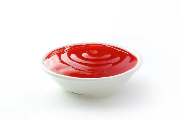 Ketchup i en maträtt isolerade vit bakgrund — Stockfoto