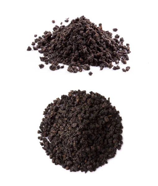 Czarna herbata granulowana na białym tle — Zdjęcie stockowe