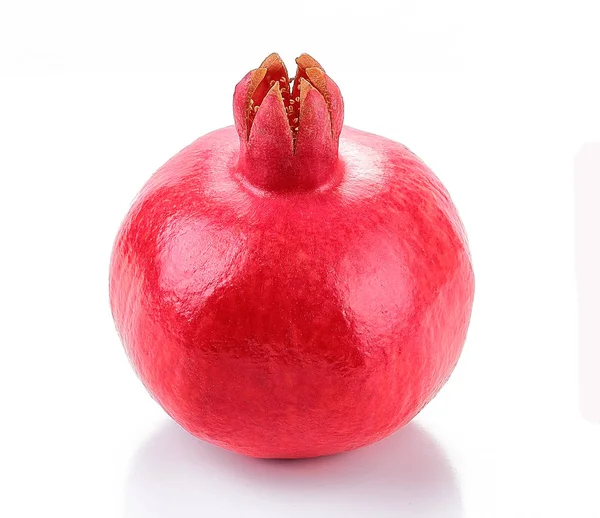 Granatapfel mit Scheibe und Blatt isoliert weißen Hintergrund — Stockfoto