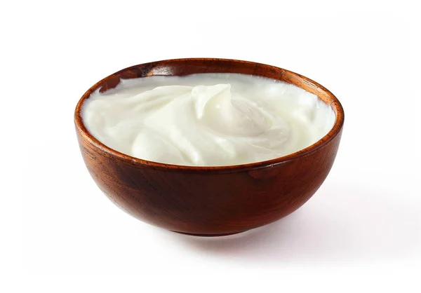 Crema agria en un plato aislado fondo blanco — Foto de Stock