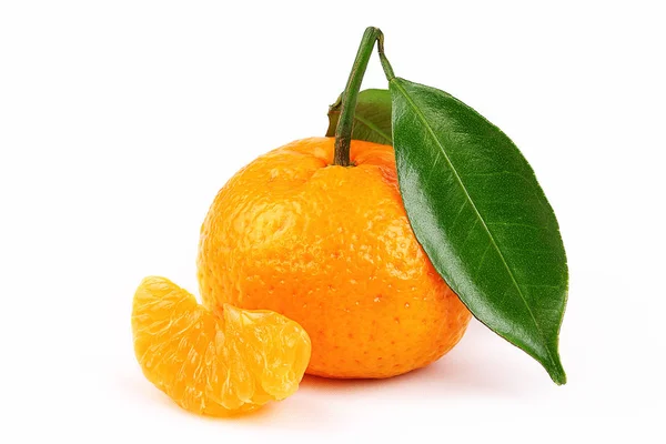 Frische Mandarine Mit Scheibe Und Blatt Isoliert Weißen Hintergrund — Stockfoto