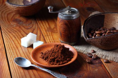 plaka üzerinde ahşap masa kahve