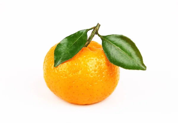 Beyaz arka plan ile dilim ve yaprak taze mandarine izole