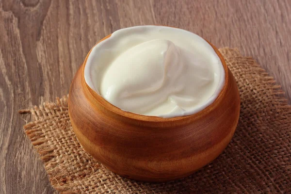 bir izole plaka beyaz artalanları ekşi krema