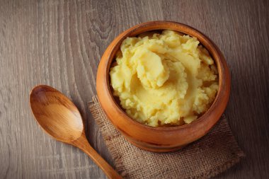 Baharat ile masada ahşap kase patates püresi