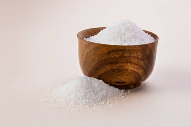 masada ahşap kase içinde tuz