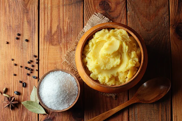 Baharat ile masada ahşap kase patates püresi
