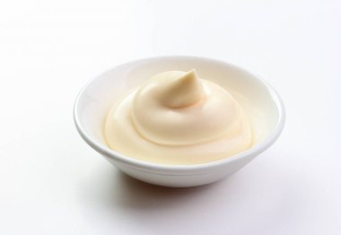 mayonez izole çanak beyaz arka planda