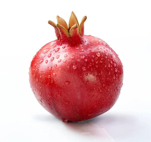 Granátová Jablka Kapkami Vody Izolované Bílé Pozadí — Stock fotografie