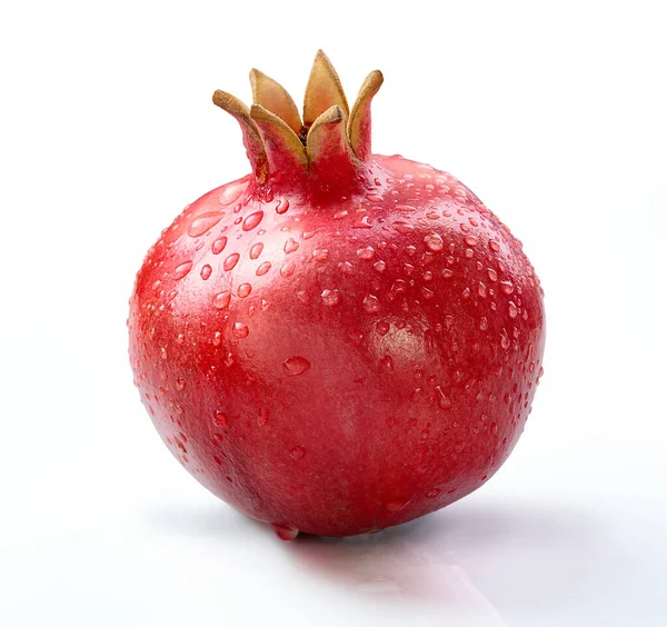 Granatapfel Mit Wassertropfen Isoliert Weißen Hintergrund — Stockfoto