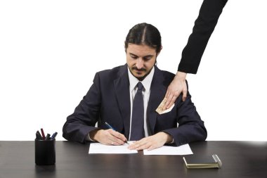 Evrak işlerini işlemek için rüşvet almakla adam