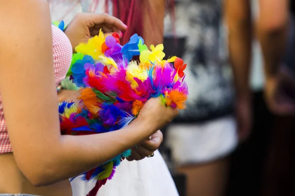 Renkli tüyler tutan kadın üzerinde kapat