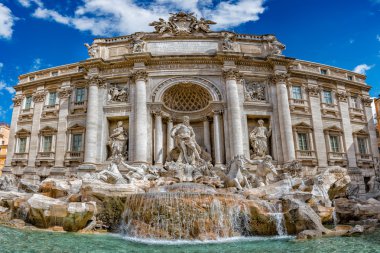 Roma Trevi Çeşmesi görünümü güneşli