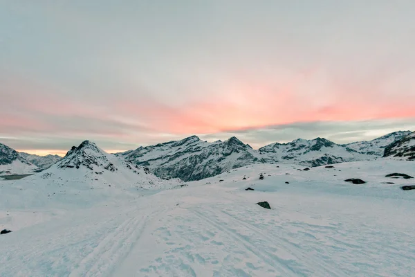 Sonnenuntergang auf den schneebedeckten Felsen — Stockfoto