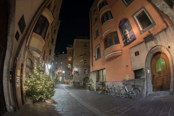 Innsbruck, Avusturya - Aralık 29,2015 - şehir sokak Noel ışık ile — Stok fotoğraf