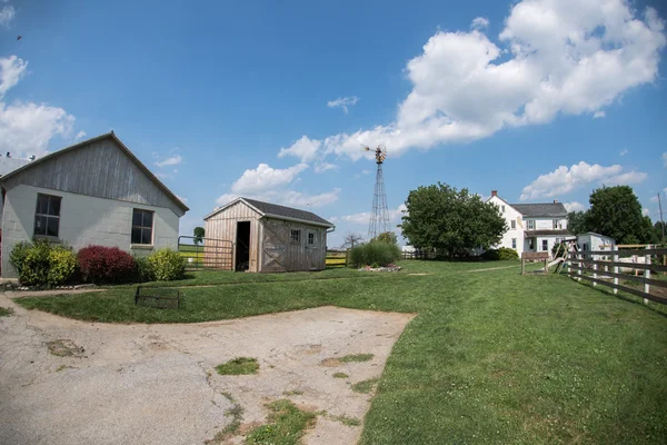 Farm gammal väderkvarn för vatten i pennsylvania amish-land — Stockfoto