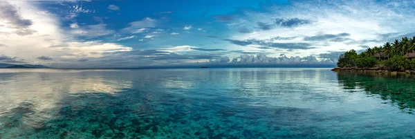 Soluppgång i tropiska crystal waters panorama vy landskap — Stockfoto
