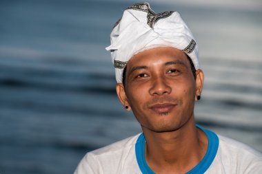 Bali, Endonezya - 12 Ağustos 2016 - Bali keşiş ve dolunay kutlaması için Tapınağı'nda tapan