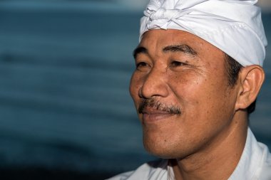 Bali, Endonezya - 12 Ağustos 2016 - Bali keşiş ve dolunay kutlaması için Tapınağı'nda tapan
