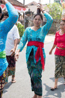 Bali, Endonezya - 17 Ağustos 2016 - Bali keşiş ve dolunay kutlaması için Tapınağı'nda tapan