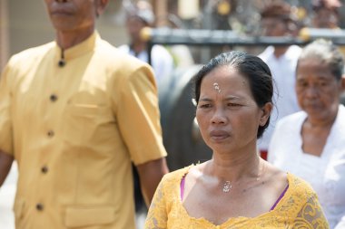 Bali, Endonezya - 17 Ağustos 2016 - Bali keşiş ve dolunay kutlaması için Tapınağı'nda tapan