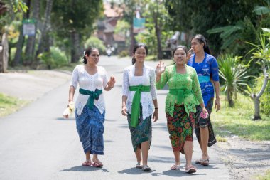 Bali, Endonezya - 17 Ağustos 2016 - Bali keşiş ve dolunay kutlaması için Tapınağı'nda tapan