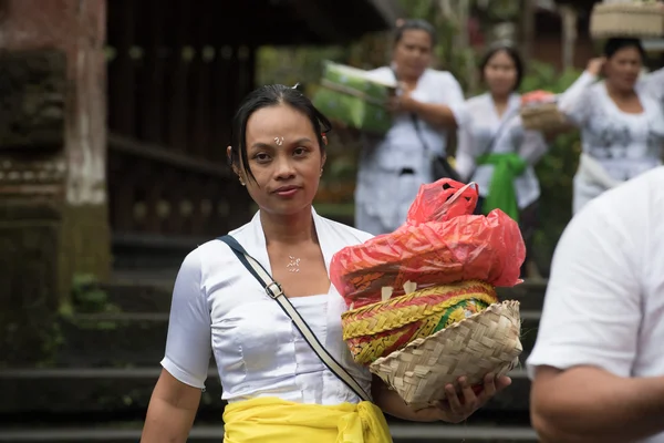 Bali, Indonesien - 14 augusti 2016 - balinesisk munk och dyrkare i templet för fullmåne fest — Stockfoto