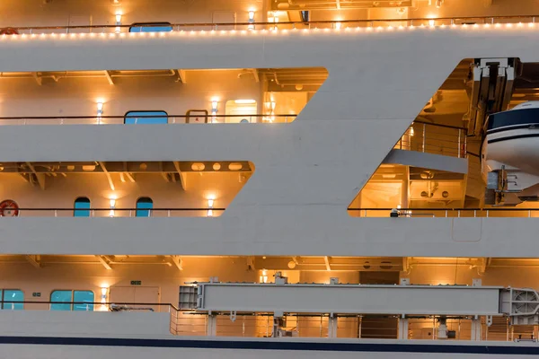 渡船船上的灯在夜间港口作业 — 图库照片