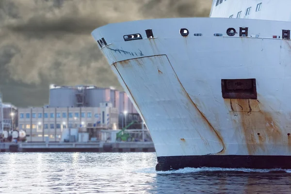 Skeppet fören vid natt harbor drift — Stockfoto