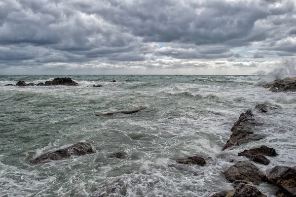 Zee in tempest op rotsen van Italiaanse dorp — Stockfoto