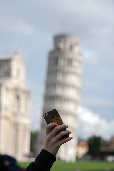 Mobiltelefon, a pisai ferde torony közelről, részlet nézet — Stock Fotó